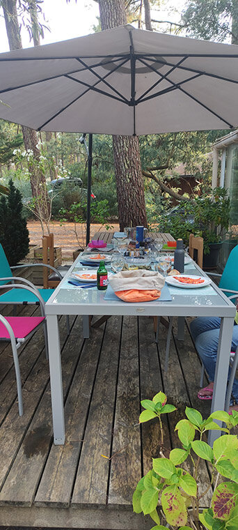 Esstisch mit Sonnenschirm auf der Terrasse – Ferienhaus Egypte 7 Ost, Euronat