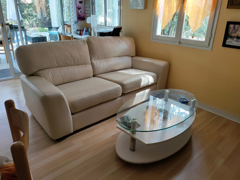 Wohnbereich mit heller Ledercouch – Ferienhaus Egypte 7 Ost, Euronat