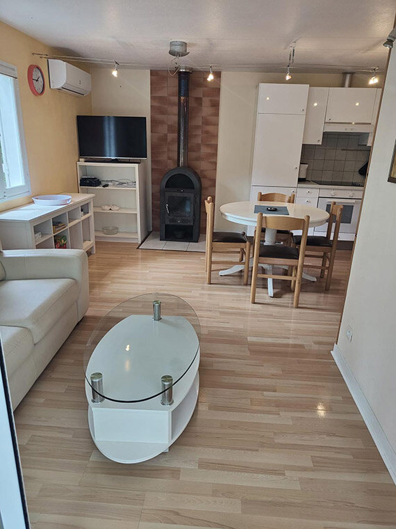 Wohnbereich mit Kamin und offener Küche – Ferienhaus Egypte 7 Ost, Euronat