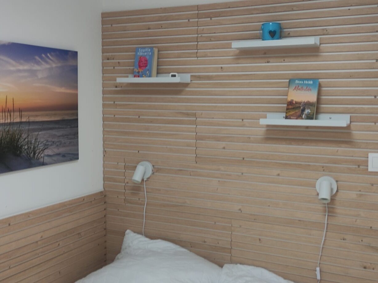 Schlafzimmer mit neuer Holz-Lattenwand und Leselampen – Ferienhaus Egypte 7 Ost, Euronat