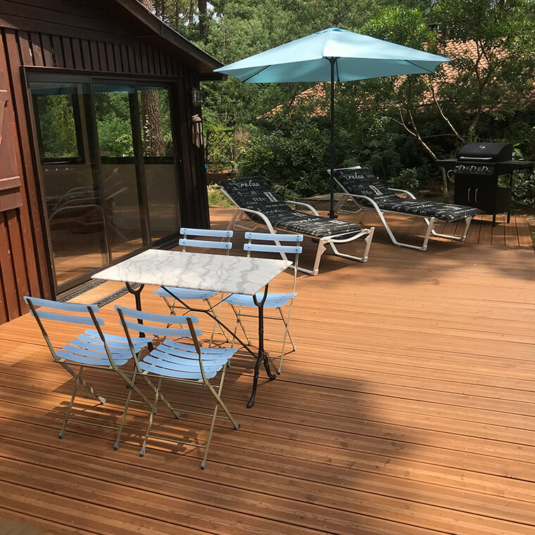 Terrasse mit Gartentisch und Sonnenschirm – Ferienhaus Egypte 9 Ost, Euronat