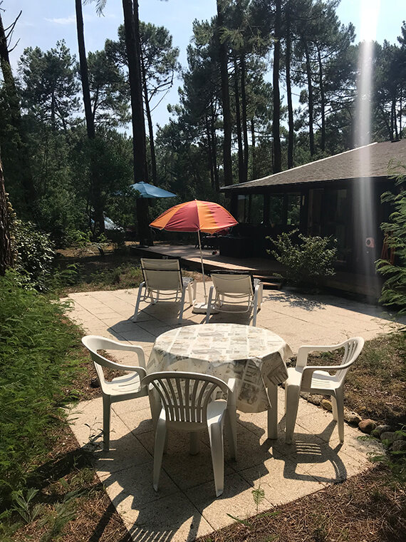 Sitzplatz mit rundem Gartentisch – Ferienhaus Egypte 9 Ost, Euronat