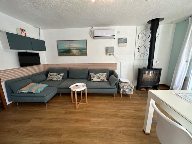Wohnbereich mit Ecksofa und Kamin – Ferienhaus Egypte 9 West, Euronat