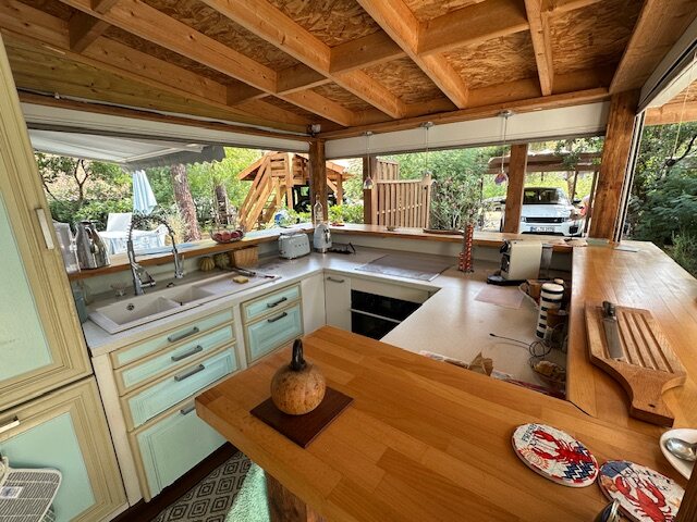 Überdachte Außenküche mit Holztresen – Ferienhaus Egypte 9 West, Euronat