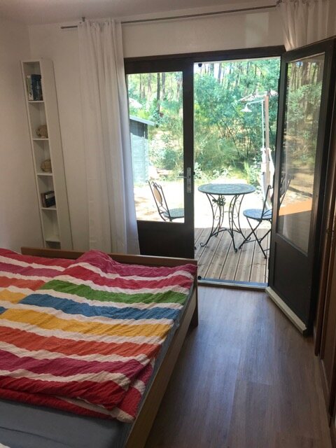 Schlafzimmer mit Doppelbett und Tür in den Garten – Ferienhaus Egypte 9 West, Euronat